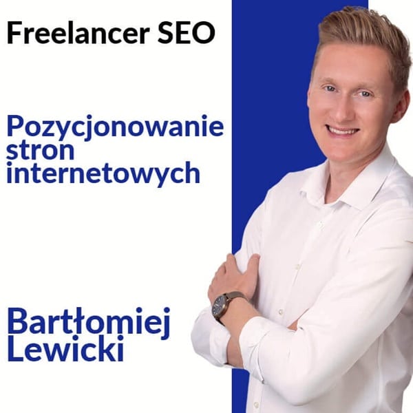 Na zdjęciu widoczny jest uśmiechnięty Bartłomiej Lewicki w białej koszuli, stojący na tle białego i niebieskiego tła. Po lewej stronie zdjęcia widoczne napisy: Freelancer SEO, Pozycjonowanie stron internetowych, Bartłomiej Lewicki.
