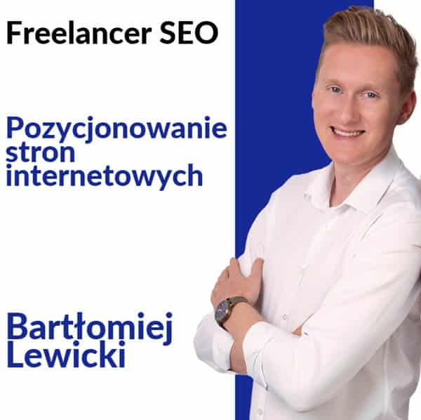 Obraz przedstawia grafikę promocyjną freelancera specjalizującego się w SEO, czyli pozycjonowaniu stron internetowych. Po lewej stronie widoczna jest biała część tła, a po prawej — niebieska. Na tle stoi uśmiechnięty mężczyzna w białej koszuli, z założonymi rękami i zegarkiem na nadgarstku, co nadaje mu profesjonalny wygląd.
Na grafice widnieje tekst: „Freelancer SEO Pozycjonowanie stron internetowych Bartłomiej Lewicki”.