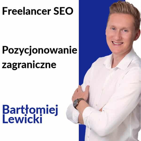 To grafika promocyjna przedstawiająca Bartłomieja Lewickiego – freelancera specjalizującego się w SEO, ze szczególnym naciskiem na pozycjonowanie zagraniczne. Mężczyzna ubrany jest elegancko w białą koszulę, uśmiecha się i pozuje z założonymi rękami na tle podzielonym na białą i niebieską część.