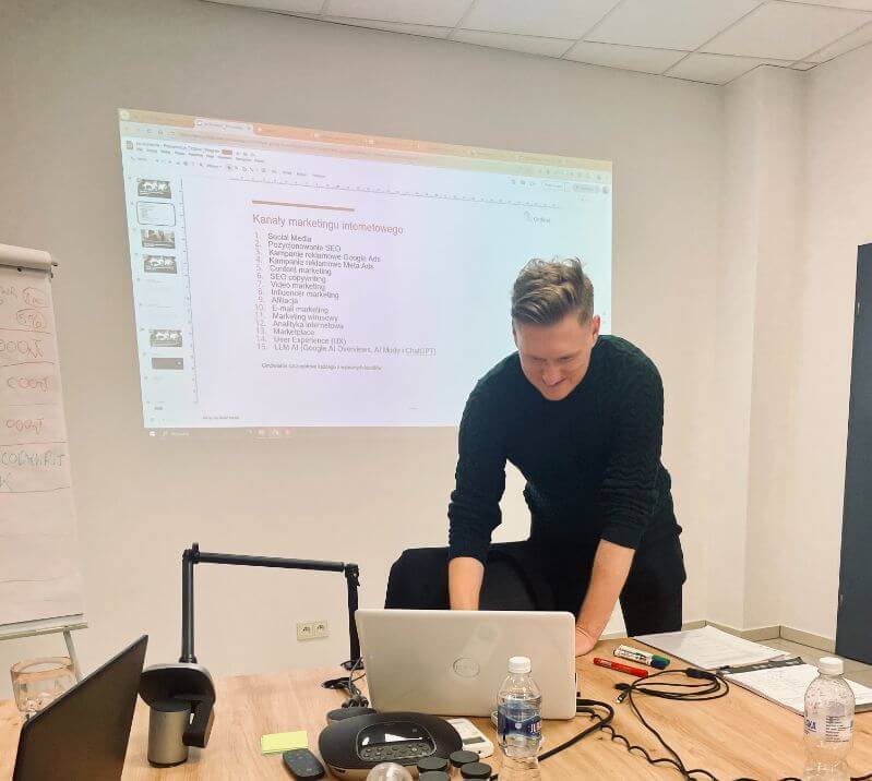 Trener SEO i Marketingu Bartłomiej Lewicki prowadzący szkolenie dla Wagran w Tomaszowie Mazowieckim
