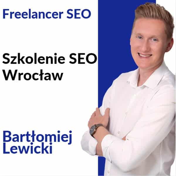 Na grafice przedstawiono eksperta SEO w jasnej koszuli, który stoi bokiem z założonymi rękami i uśmiecha się do odbiorcy, budując wizerunek osoby pewnej i kompetentnej. Obok, na kontrastowym tle, umieszczono informacje o usłudze: „Freelancer SEO”, „Szkolenie SEO Wrocław” oraz imię i nazwisko „Bartłomiej Lewicki”.