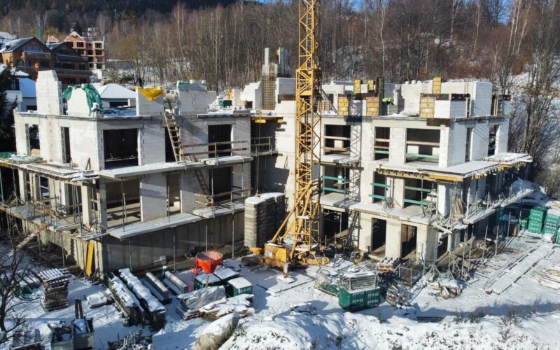 Apartamentowiec w Szklarskiej Porębie w trakcie budowy.